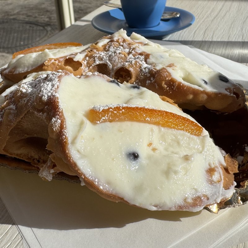 cannolo siciliano